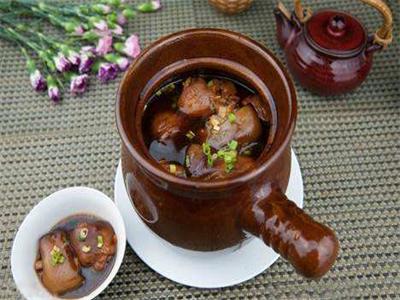 瓦缸煨汤是流行于南方民间的一种风味菜肴.