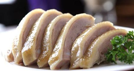 生产的盐水鸭鸭皮白肉嫩,肥而不腻,香鲜味美,具有香,酥,嫩的特点.