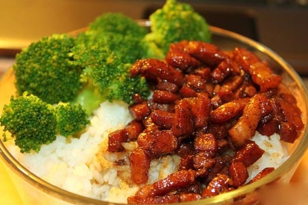 卤肉饭在台湾被视为极具台湾特色的民众小吃,台湾的饭食小吃花样繁多
