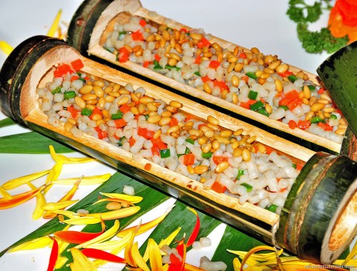 竹筒饭是傣族食品,是具有深厚文化底蕴的绿色食品和生态食品,又是一种
