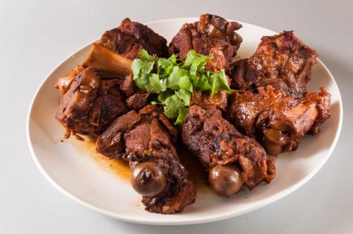 培训动态 美食新闻酱大骨头"是东北当地的一道名菜,其口味咸鲜.