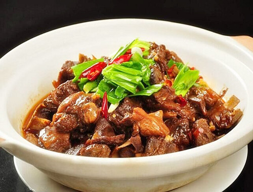 名食园餐饮培训学校特推出整套狗肉系列,如狗肉火锅,红焖狗肉,酱香