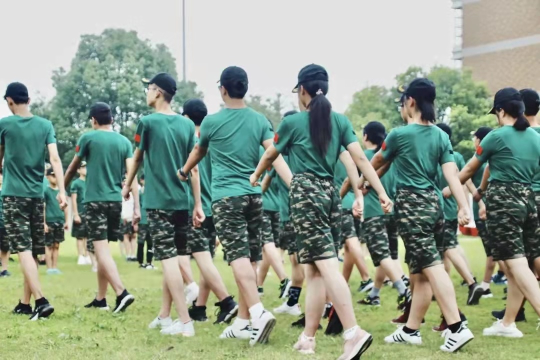 温州聚冠中小学生暑假军事夏令营