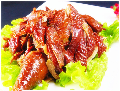 德州扒鸡是中国山东传统名吃,鲁菜经典