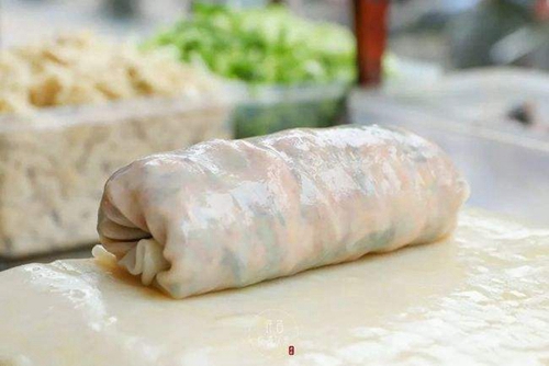 裹凉皮是比较有投资前景的项目,因为投资不大,风格突出,资金回笼快,跟