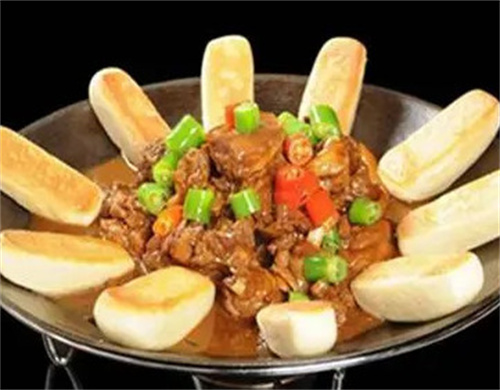 名食园地锅鹅是选用特色种鸡,一只鸭足足有十几斤,新鲜肉嫩有嚼劲