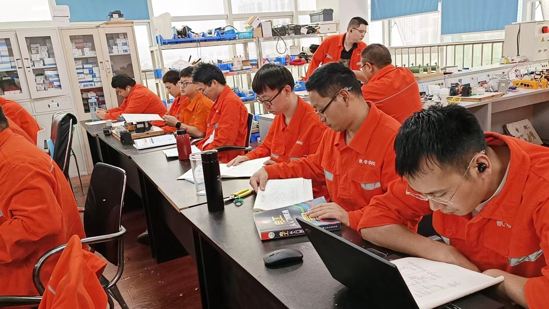 哪有成都學(xué)電工專業(yè)學(xué)校？