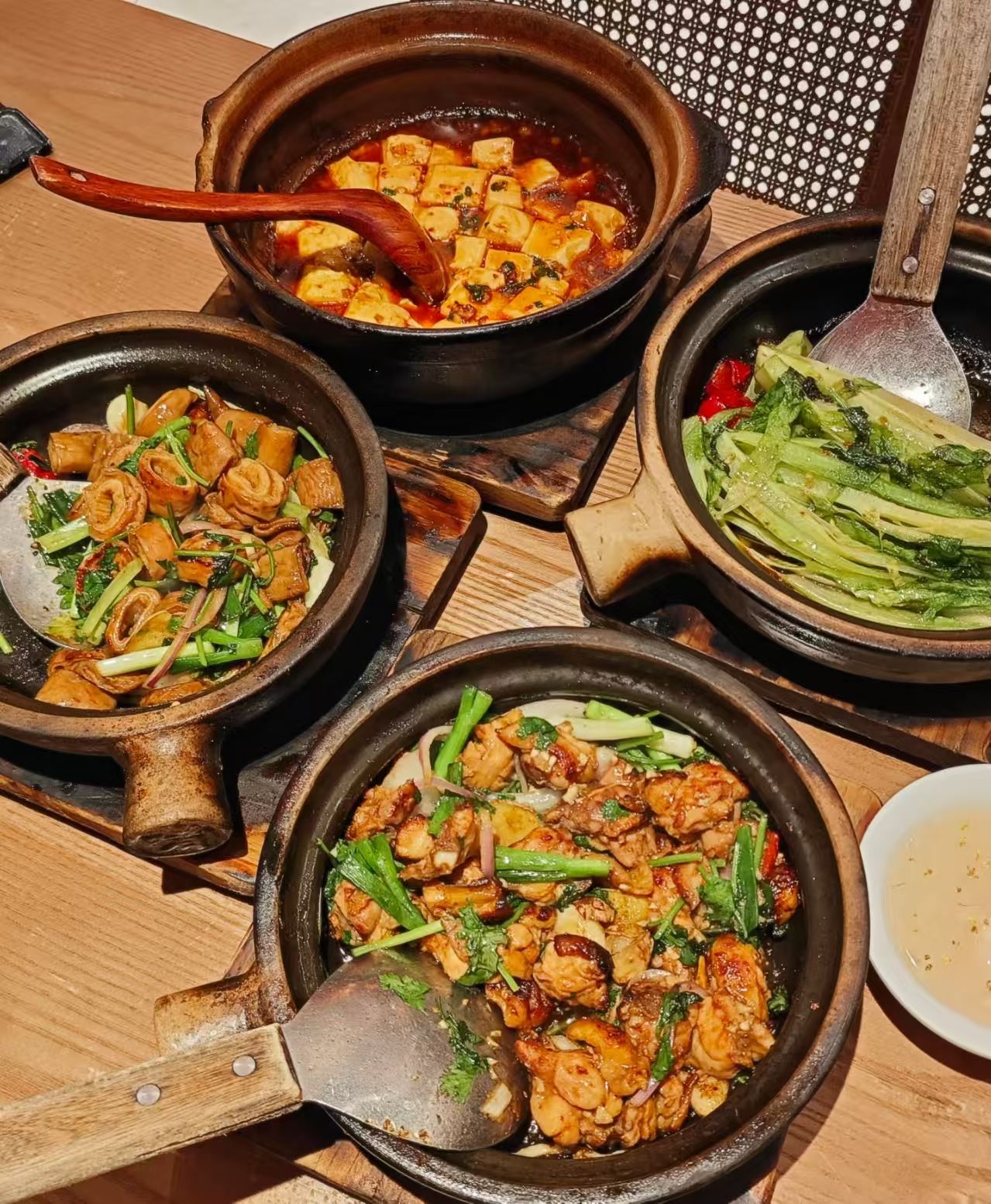 廣州啫啫煲怎么做到 “夠鑊氣”？核心火候控制揭秘