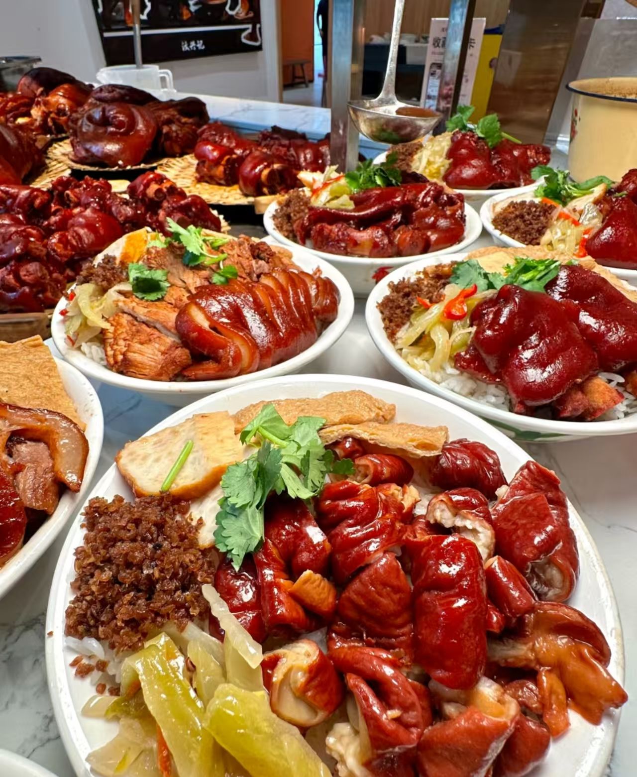 學(xué)隆江豬腳飯技術(shù)哪家正宗？廣品教你鹵出軟糯入味