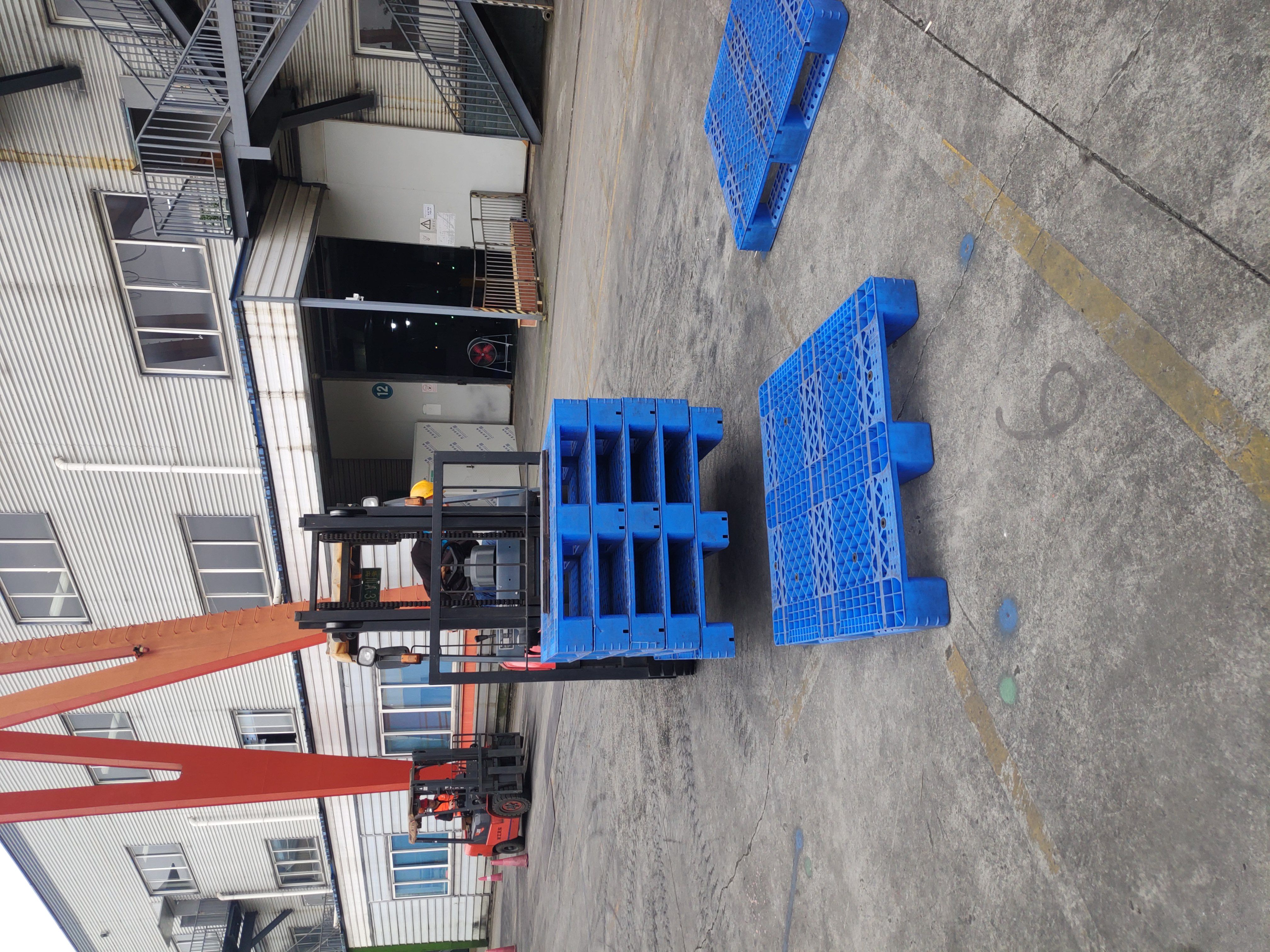 学叉车技术跟考叉车证在哪里报名好？成都龙泉驿叉车考证培训基地不错！