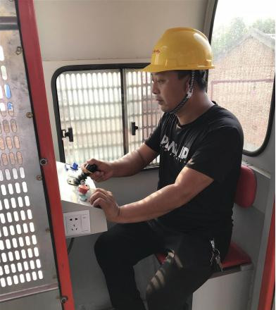 在建设施工现场驾驶高架式升降机,桥式升降机,施工升降机司机操作的