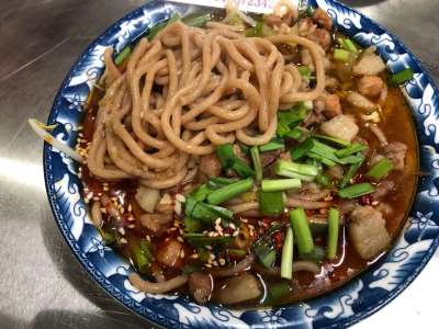 饸饹面,内蒙古乌兰察布市荞面饸饹也是远近闻名,与山西曲沃饸饹面相近