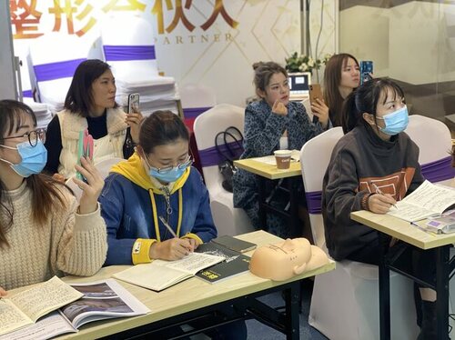 理发平博体育- 平博体育官网- 平博体育APP下载店装修设计图_理发店装修设计风格