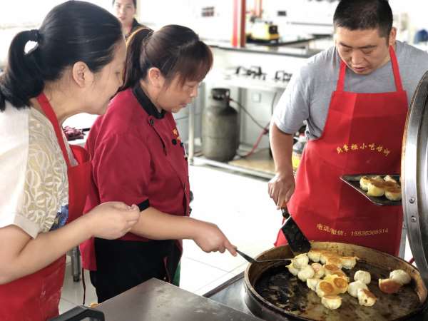 特色水煎包培训 水煎包是现在人爱吃的美食.