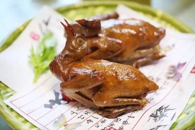 加工太谷熏鸽一般选用的是野鸽,将宰杀好的鸽子,在80度的开水里浸泡3