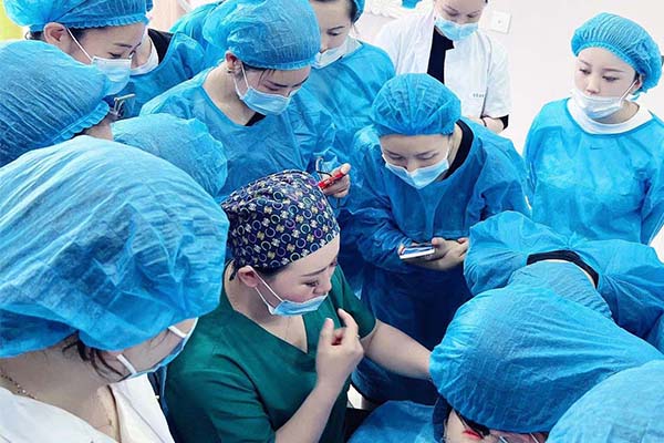 一般来说,正规整形学校的教师资源并不差,他们都是技术好,教学经验