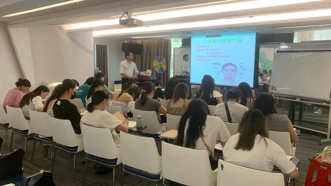 开云体育- 开云体育官方网站- 开云体育APP 最新2025粉色唯美女神节美妆店铺首页