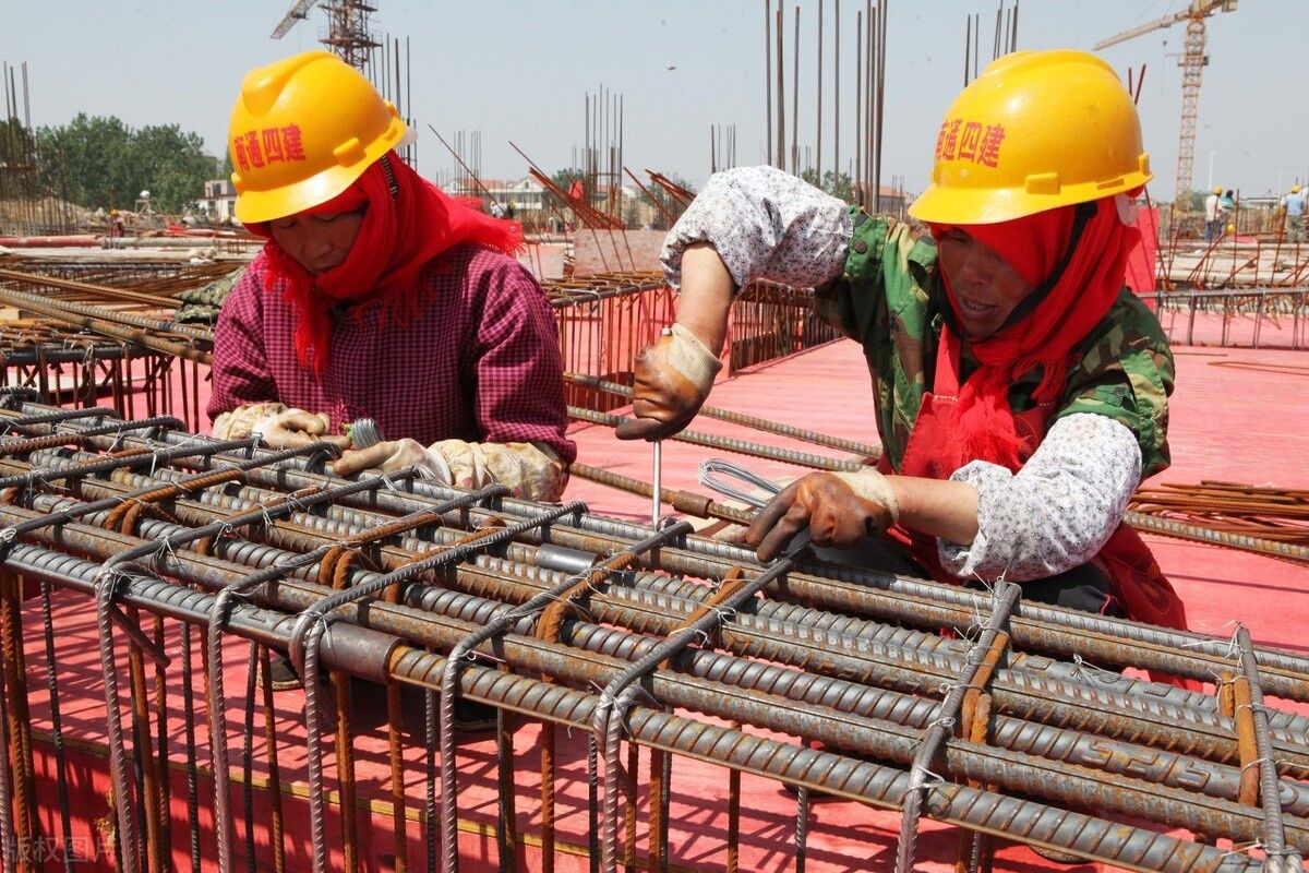 钢筋工己成为建筑业中的主要工种,由于建筑施工多为露天,高处作业