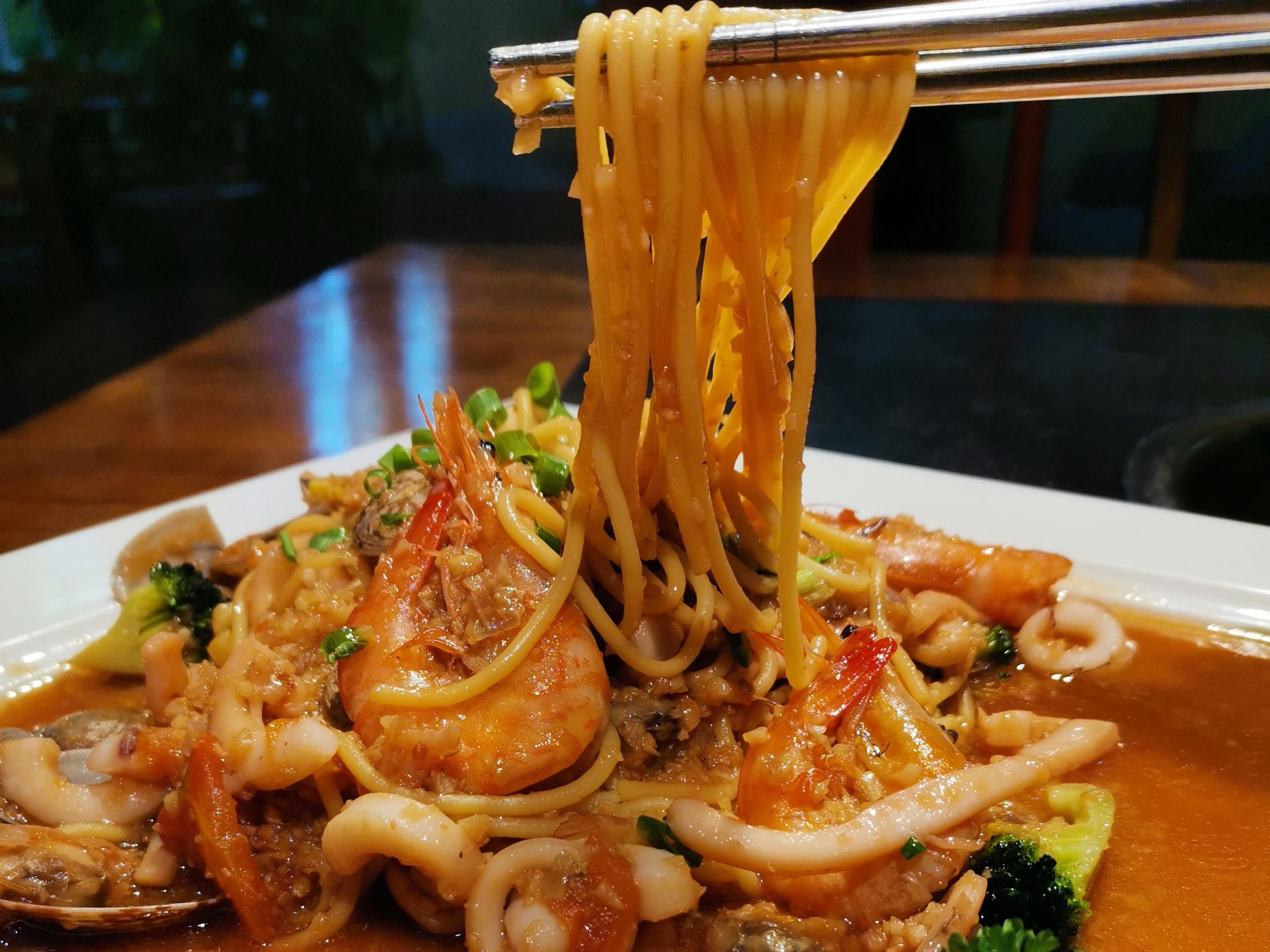 海鲜焖面属于特色面食,近年来,很受全国各地食客的喜爱,海鲜焖面主要