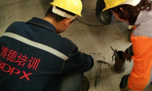 外出宜穿长衣长裤并佩戴好眼镜和口罩
