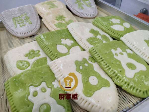 布袋馍是北方的一种新型特色小吃,象征着来年是个丰收年.