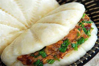 月亮馍又叫月亮饼,饼夹粉蒸肉,有大小之分,大者直径可超过25cm,小者