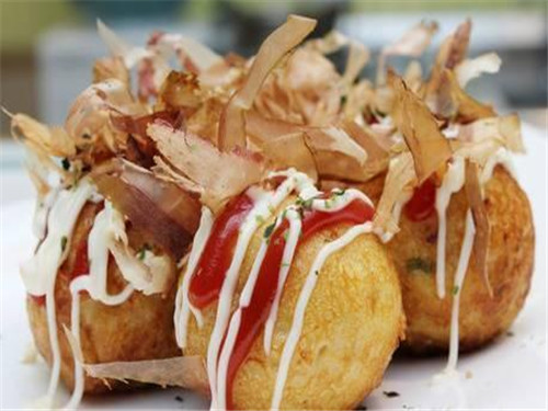 章鱼小丸子"原名"章鱼烧",起源于日本,于上世纪80年代传入台湾.