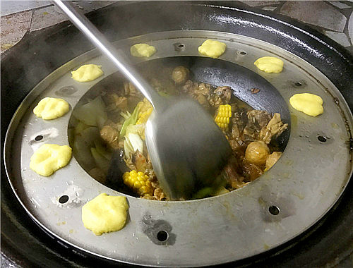 名食园地锅选用特产的野生调料,采用苗族等少数民族特