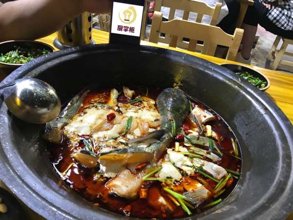 这不,今年很多人发现一种叫"地摊鱼"的鱼火锅风靡了西安的大街小巷,要