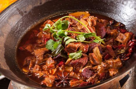 地锅菜的汤汁较少,口味鲜醇,饼借菜味,菜借饼香